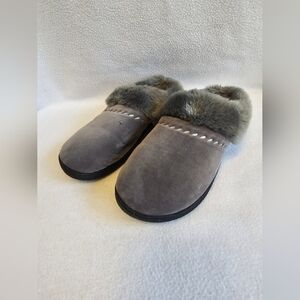 Womens Size 8.5-9 Isotoner grey slippers